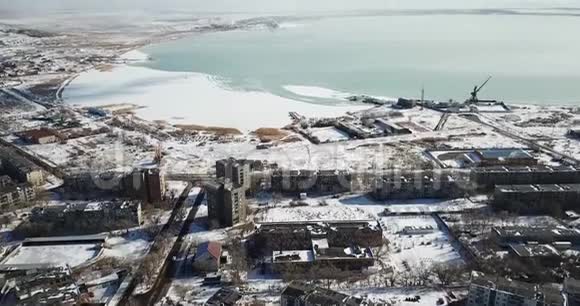 从城市到冰湖的景色从一架无人机的高度射击视频的预览图
