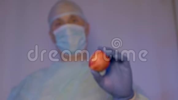 医生给病人看油桃呼吁健康饮食吃天然维生素视频的预览图