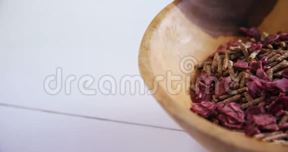 4k碗中的谷物糠棒和干果视频的预览图