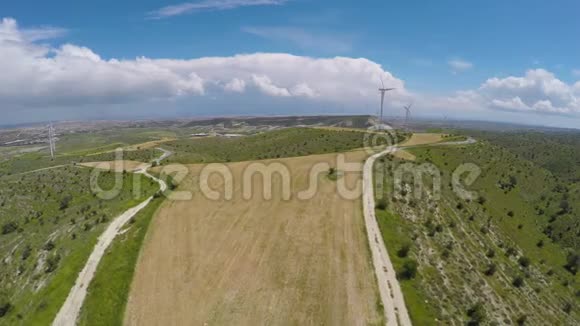 位于草地上的和平风车农场为城市提供可再生能源视频的预览图