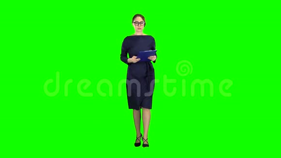 商务女士在街上拿着一张纸平板电脑绿色屏幕视频的预览图