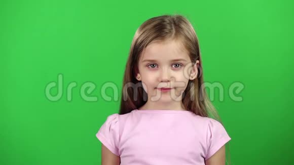 孩子拿着放大镜绿色屏幕慢动作视频的预览图