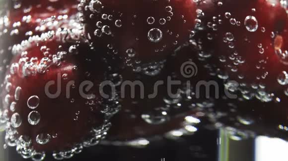 含樱桃和苏打水的维生素鸡尾酒视频的预览图