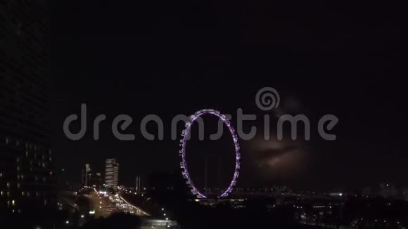 新加坡摩天轮与夜间雷暴视频的预览图