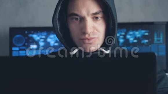 英俊的男性黑客在引擎盖在数据中心的计算机上工作视频的预览图