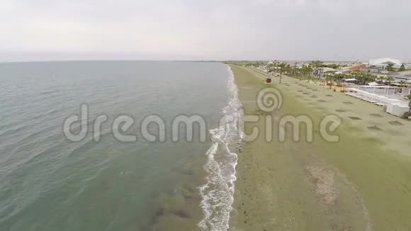 在塞浦路斯的空海滩上飞行度假酒店附近的荒凉海岸线旅游视频的预览图