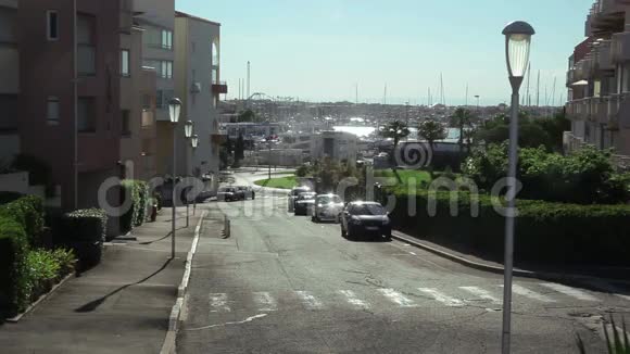 从城市到码头的景色视频的预览图