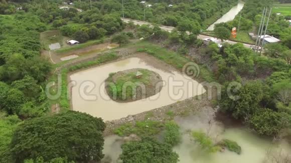 混凝土路与一个小型农业社区的灌溉渠相交视频的预览图