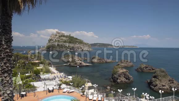 Aragonese城堡矗立在火山岩小岛上从豪华酒店可以看到风景视频的预览图