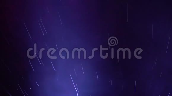 看人们在雨中撑着雨伞穿越的景色视频的预览图