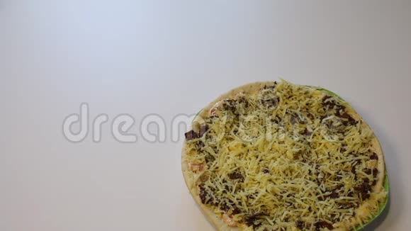 准备披萨这个人在桌子上放了一个用螃蟹棒准备好的披萨然后拿起一个带蘑菇的披萨包视频的预览图