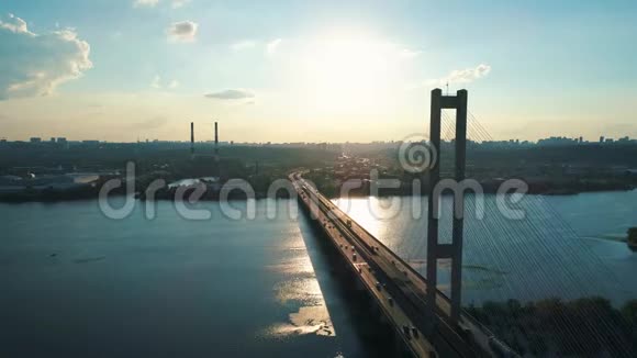 空中无人机镜头在基辅向后飞南大桥视频的预览图