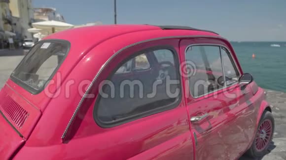 粉色复古车停在度假小镇的码头上旅游度假夏季视频的预览图