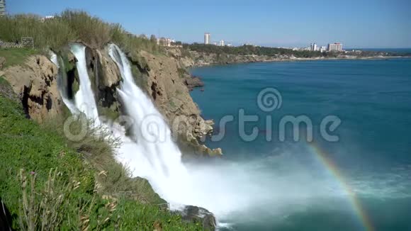 瀑布Duden落入地中海与彩虹景象安塔利亚土耳其视频的预览图