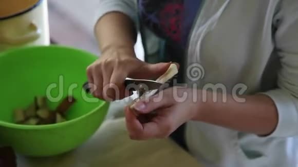 女人切蘑菇视频的预览图