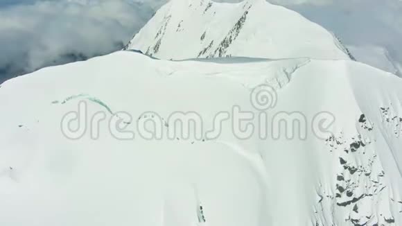 阳光明媚的一天欧洲阿尔卑斯山的雪山之巅鸟瞰图视频的预览图
