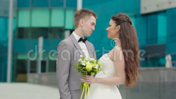 新婚夫妇聊天接吻视频的预览图