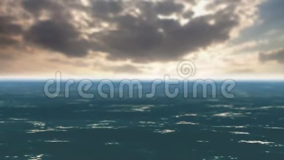 海浪和快速移动的云视频的预览图