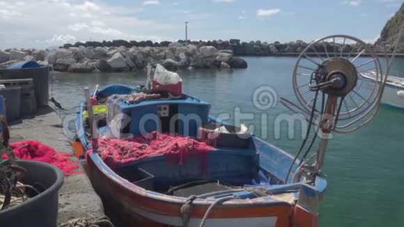 渔船停在码头附近漂网放在篮子里小生意视频的预览图