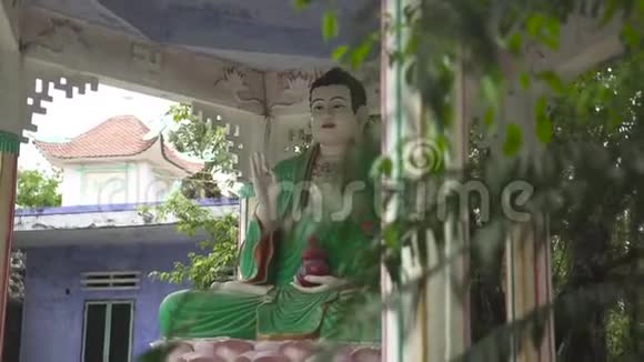 佛塔绿衣坐佛像古寺雕塑佛亚洲宗教视频的预览图