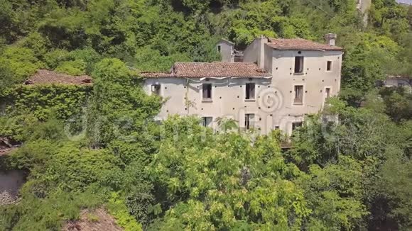 意大利莱诺卡斯特洛山顶废弃建筑的4k轨道飞行器视频的预览图