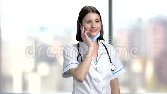 开朗的女医生在电话里聊天视频的预览图