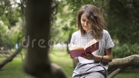 一个女孩在公园看书平底锅视频的预览图