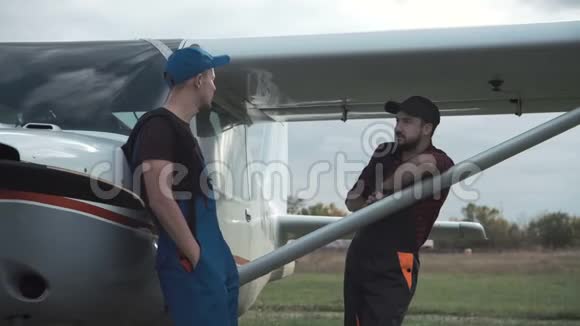 飞行员和机械师在机场聊天视频的预览图