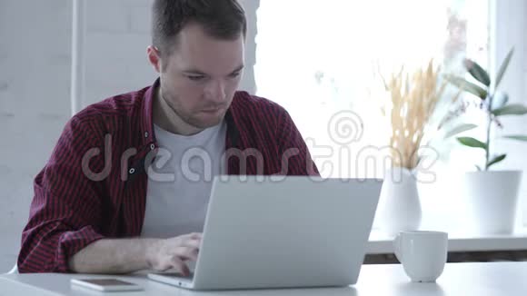 失去沮丧的年轻人在笔记本电脑上工作视频的预览图