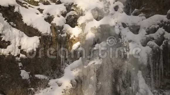 寒冷的冬天冰冻的瀑布流视频的预览图