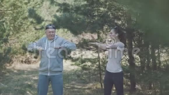 幸福的父女在早期的森林里工作4K视频的预览图