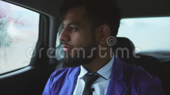 年轻的穆斯林商人坐在乘客座位上视频的预览图