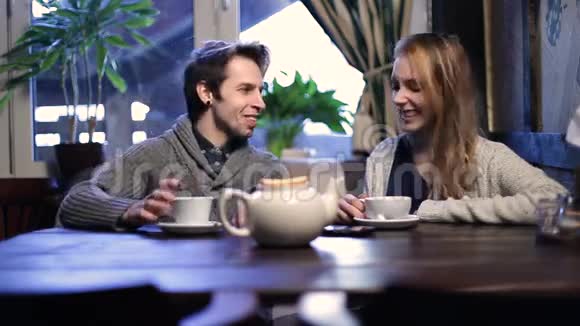 在餐厅喝茶的约会中相爱的一对视频的预览图