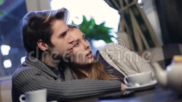 在咖啡馆休息的时候爱一对年轻夫妇拥抱视频的预览图