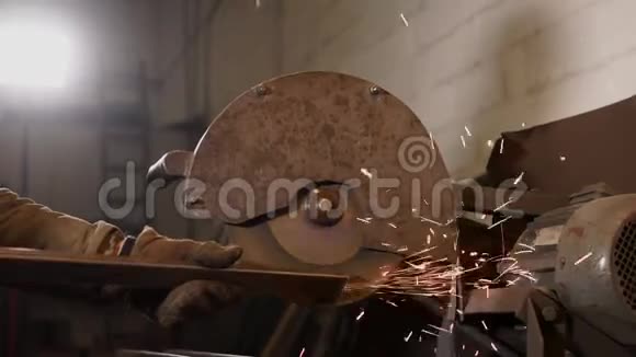 劳动者通过工业旋转磨光机磨平金属坯料边缘视频的预览图