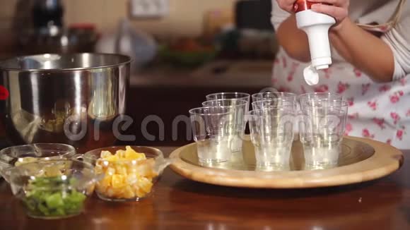 甜点师在做甜点的过程中把装有焦糖的罐子塞进眼镜里视频的预览图