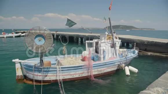 旧渔船有漂网停在码头附近漂浮在海浪上爱好视频的预览图