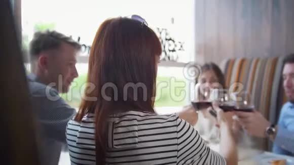 朋友在餐厅喝酒视频的预览图