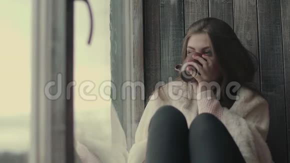 家里靠窗的美丽悲伤的女人视频的预览图