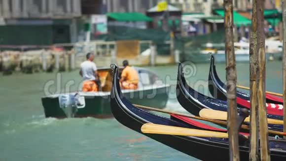 浮在水面上的贡多拉船威尼斯的交通海洋城市旅游视频的预览图