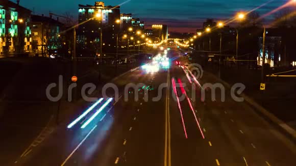 日落时分明斯克的夜间交通时间白俄罗斯视频的预览图