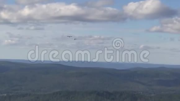 放大到动力滑翔机与悬挂滑翔机在头顶再次飞行视频的预览图