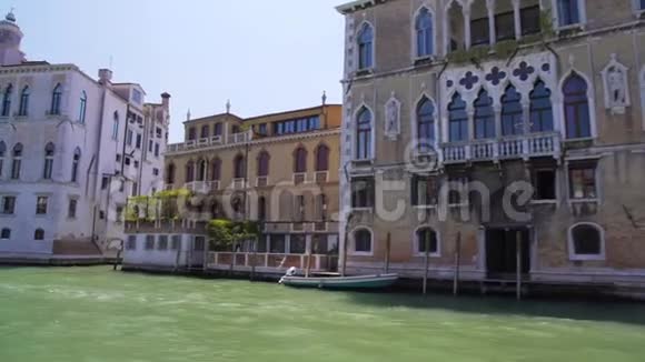 游览威尼斯大运河沿线古建筑前往意大利旅游视频的预览图