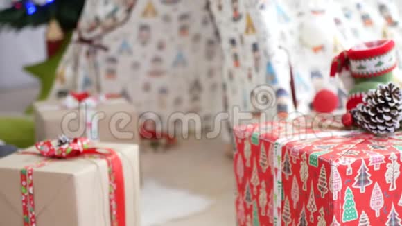 这个女孩正在孩子们小屋里玩耍圣诞节的气氛前台的礼物视频的预览图