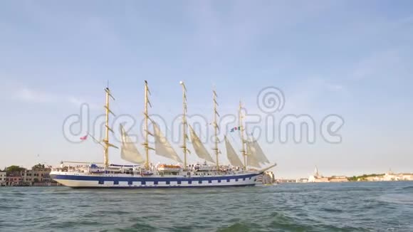 美丽的帆船沿着海滨城市航行旅游交通视频的预览图