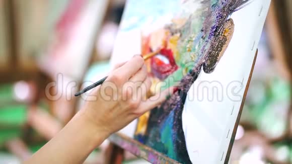 女人在画布上画一幅画艺术学院或绘画学校视频的预览图