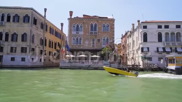 男子乘坐摩托艇沿着大运河航行私人水上运输威尼斯视频的预览图