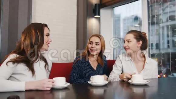 朋友们在酒吧见面三个年轻女人谈笑风生视频的预览图