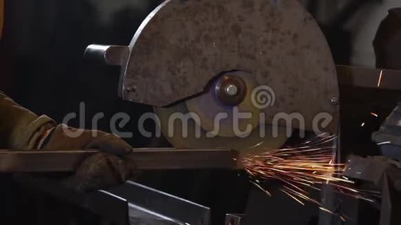 工人在工厂用抛光机圆盘打磨金属横梁边缘视频的预览图