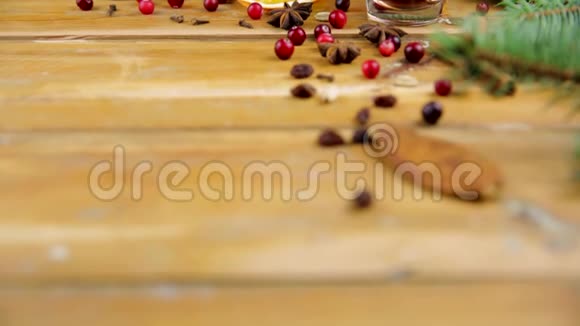 在木制背景上用肉桂香料和橙色切片覆盖圣诞葡萄酒视频的预览图